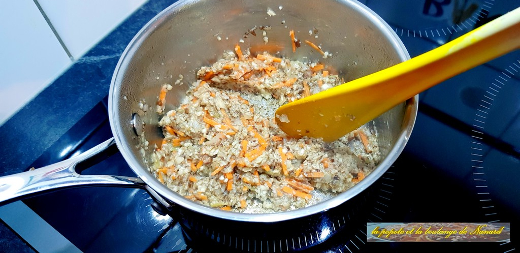 Faire suer dans 2 cuillères àsoupe d\\\'huile d\\\'olive le hachis d\\\'échalote, de champignons et les bâtonnets de carotte