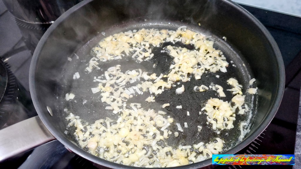 Faire suer les échalotes dans le beurre chaud