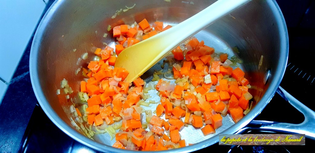 Faire suer les échalotes et la carotte dans 15 gr de beurre