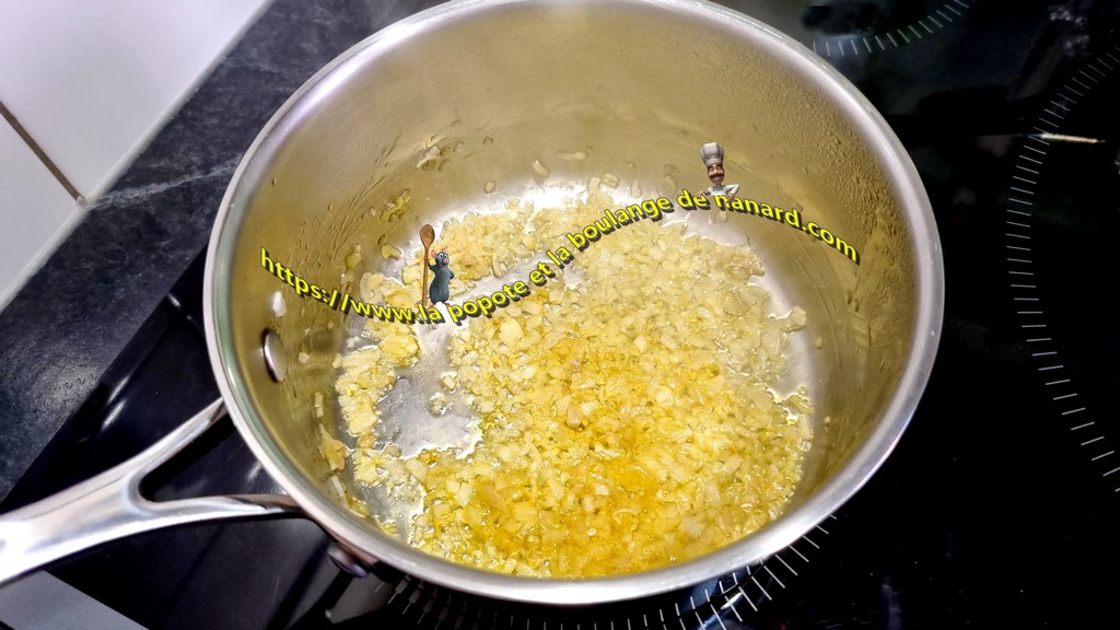 Faire suer les échalotes sans coloration dans une noix de beurre à feu moyen