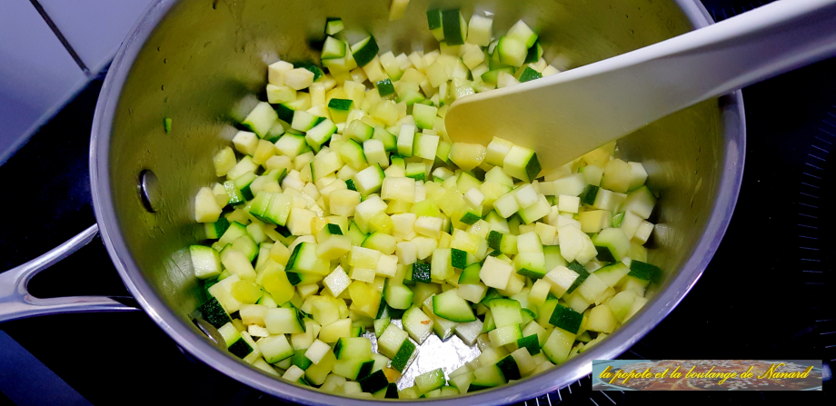 Faire suer les légumes à l\\\'huile d\\\'olive pendant 10 minutes à petit feu