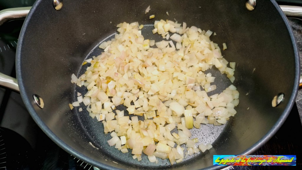 Faire suer les oignons 2 à 3 minutes sans coloration en remuant de temps en temps