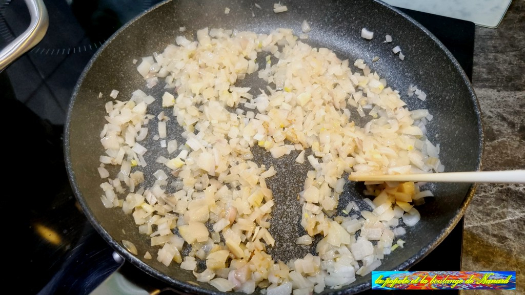 Faire suer les oignons ciselés sans coloration dans le beurre