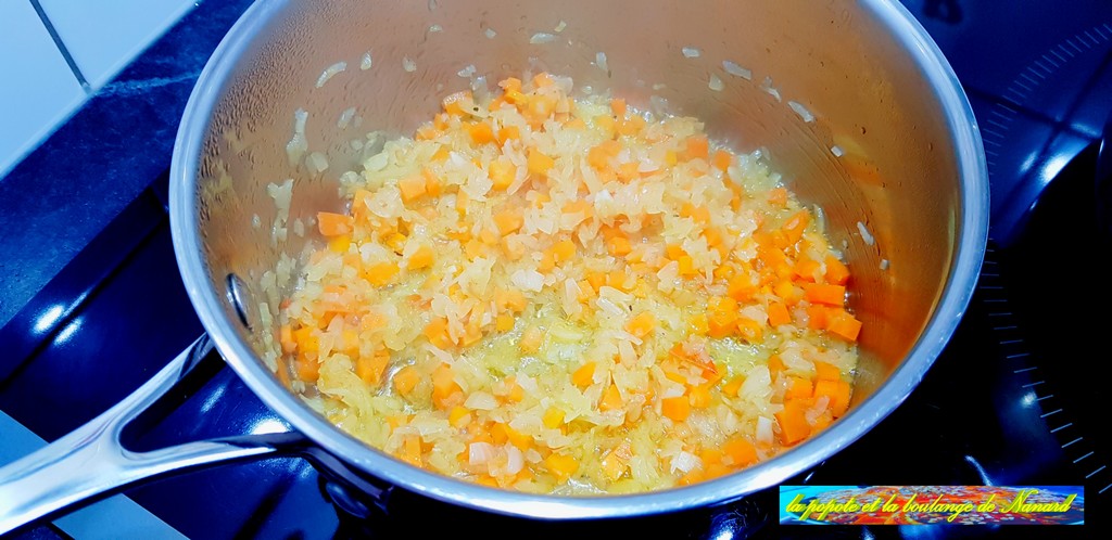 Faire suer les oignons et la carotte dans l\\\'huile d\\\'olive sans colorer