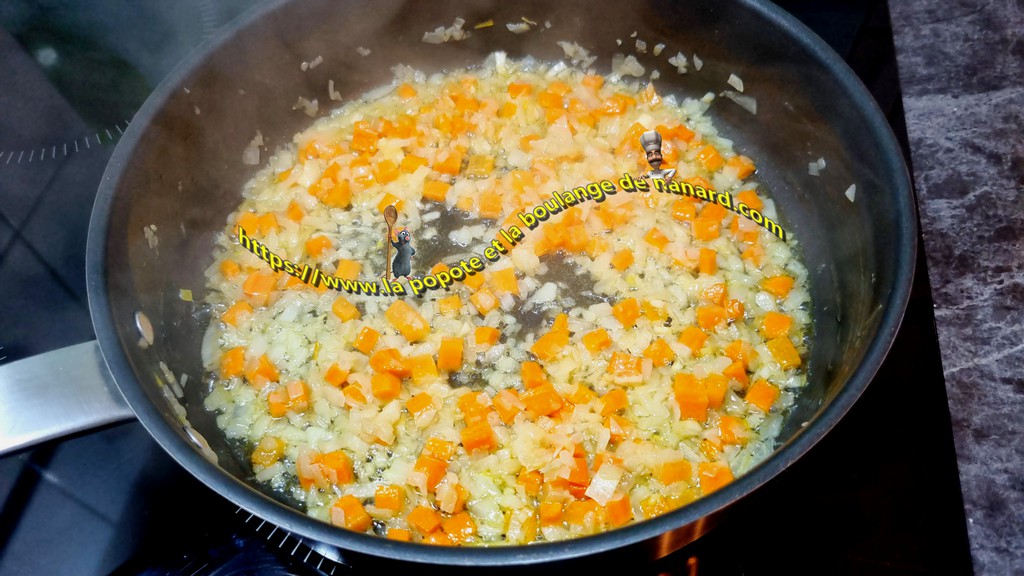 Faire suer les oignons et la carotte pendant 4 minutes à feu moyen sans coloration