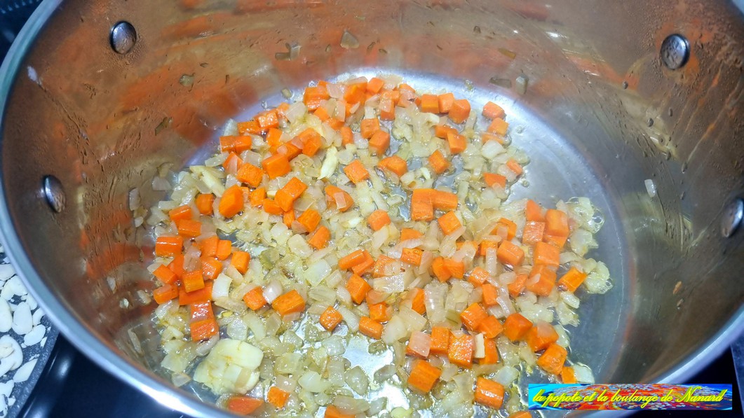 Faire suer sans colorerl\\\'oignon, la carotte et la gousse d\\\'ail dans le beurre