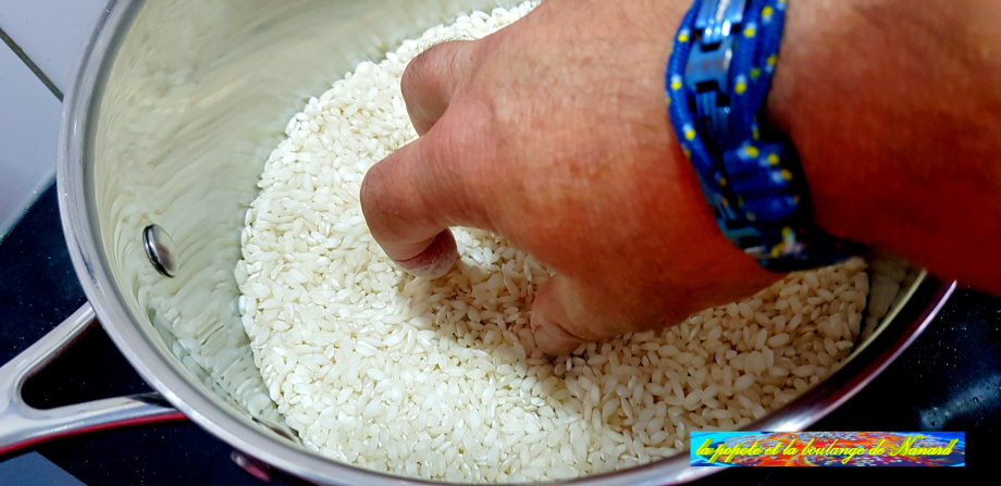 Faire torréfier le riz à feu moyen dans une casserole sans matière grasse