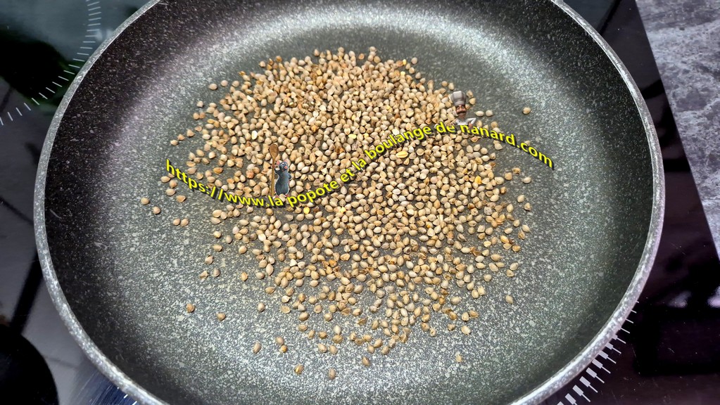 Faire torréfier les graines de sarrasin dans une poêle pendant 5 minutes à feu moyen
