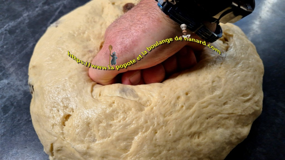 Faire un trou au centre de la pâte avec le poing