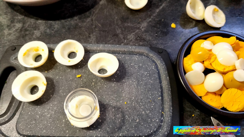 Faire un trou d\\\'environ 10 mm à l\\\'aide d\\\'une douille dans les extrémités coupées des œufs