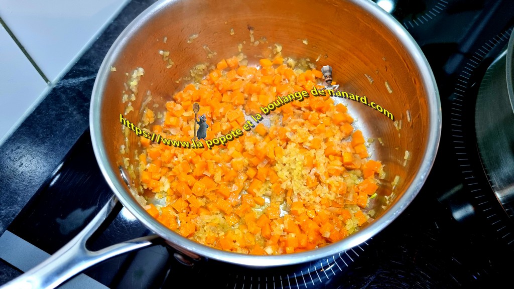 Fairs suer sans coloration pendant 4 minutes à feu moyen les échalotes et la carotte