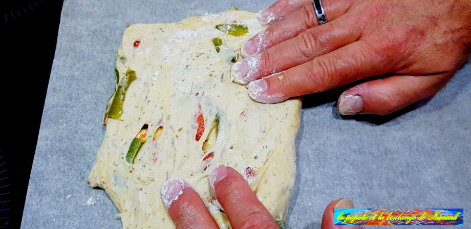 Fariner les doigts puis étaler la pâte en un rectangle