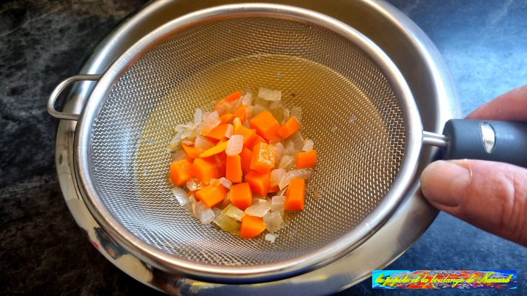 Filtrer le bouillon de cuisson des moules