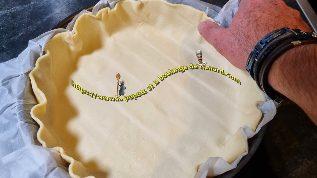 Foncer une pâte feuilletée dans un moule à manqué de 24 cm de diamètre