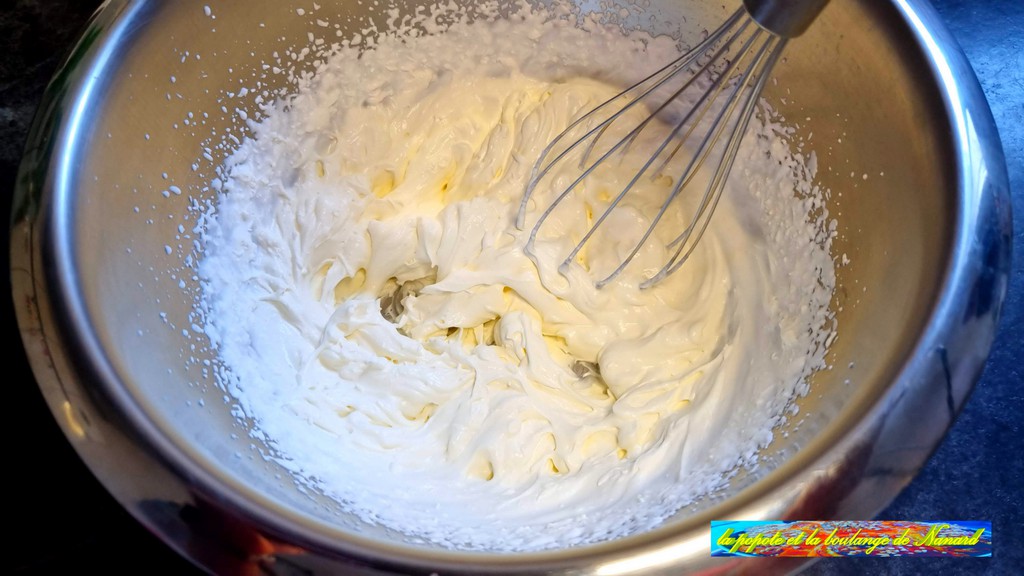 Fouetter la crème bien serrée dans un cul de poule