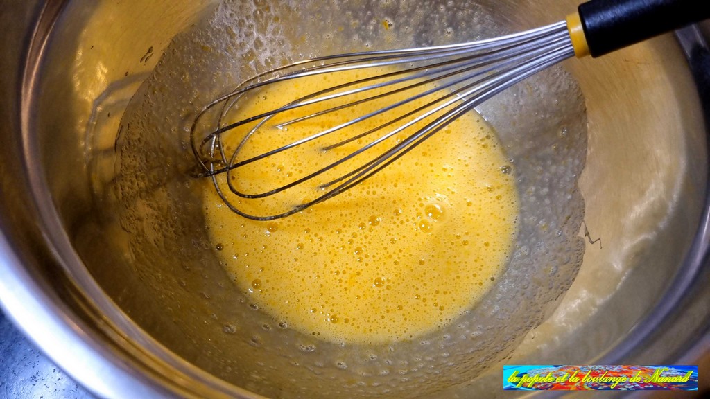 Fouetter les œufs avec le sucre sans faire blanchir