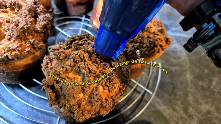 Garnir chaque brioche de la ganache