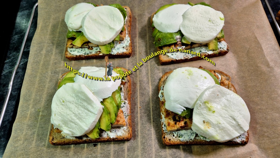 Garnir chaque croque d\\\'une moitié d\\\'avocat et de deux tranches de mozzarella