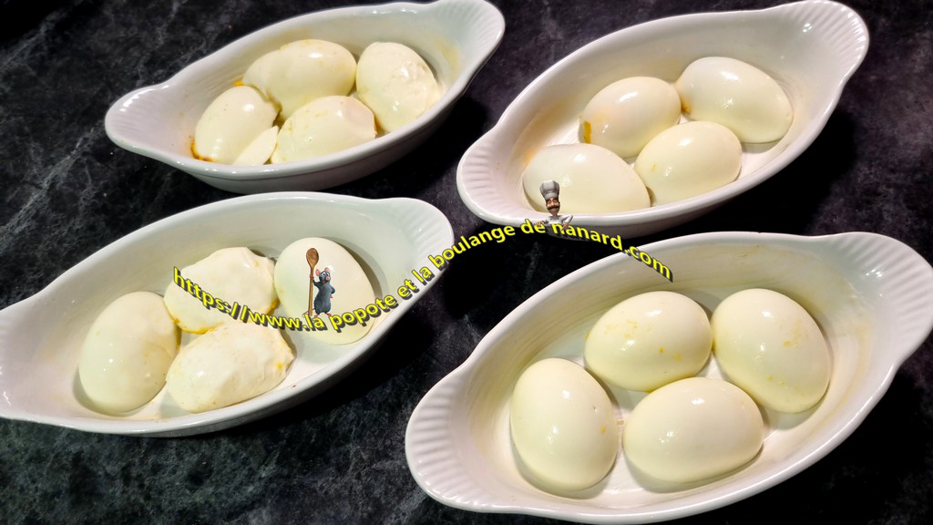Garnir chaque peit plat de quatre moitiés d\\\'œufs, jaunes en dessous