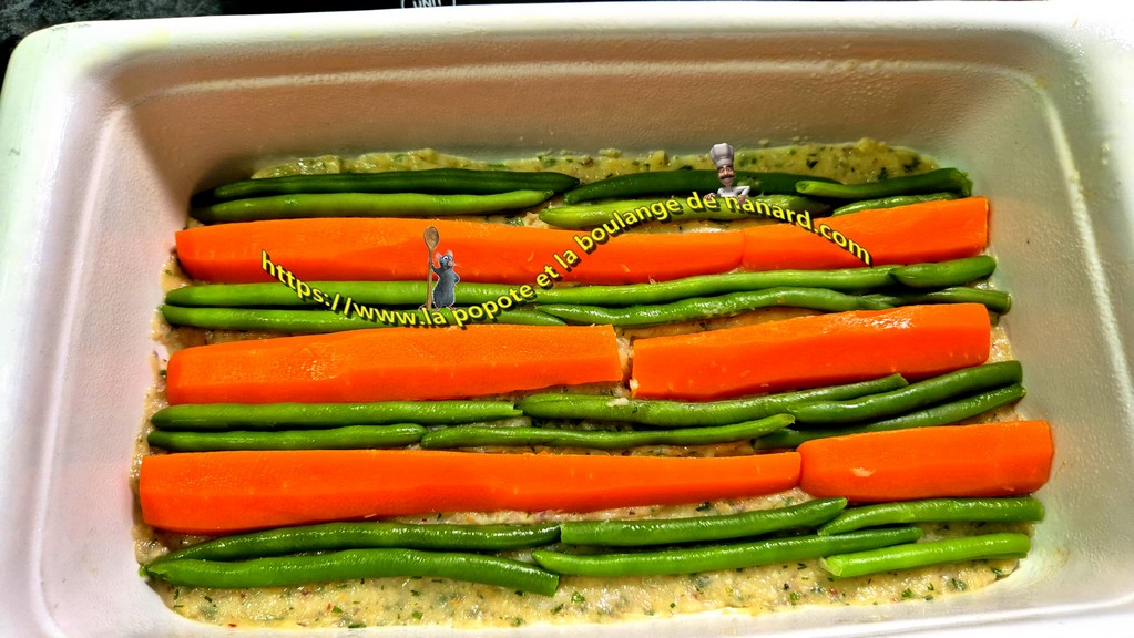 Garnir de haricotes verts et de carottes en les allignant sur la farce