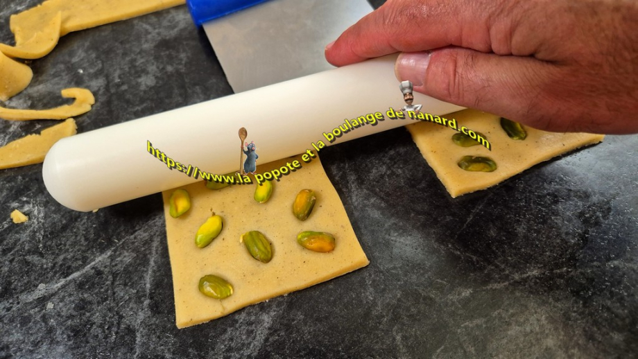 Garnir de pistaches comme précédemment