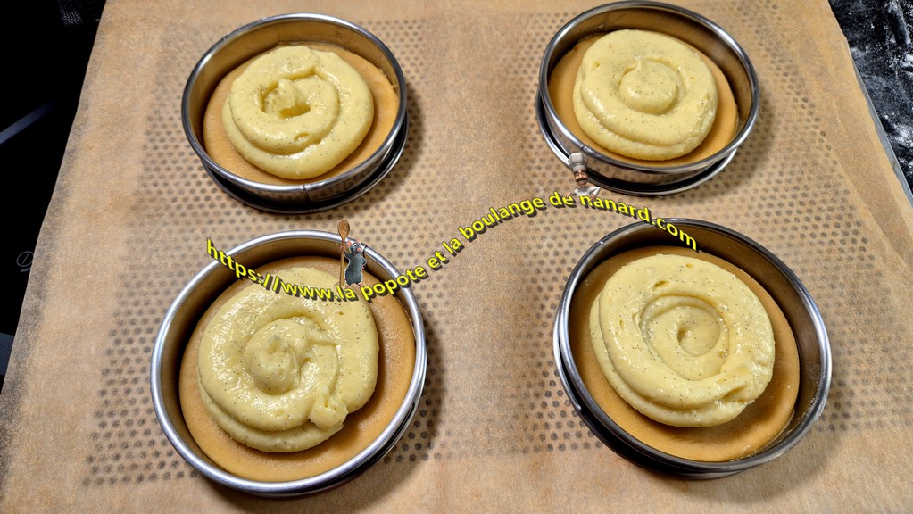 Garnir du reste de crème toujours en laissant un bord propre