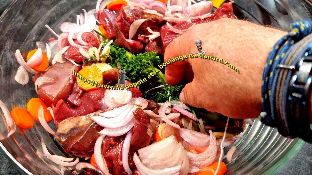 Glisser le bouqet garni au centre de la viande