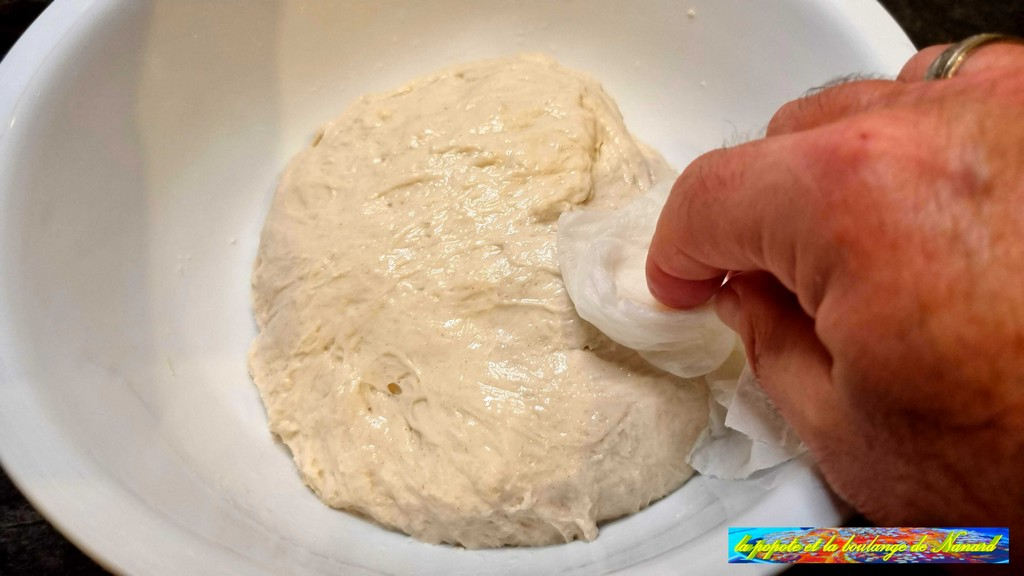 Humidifier légèrement le dessus de la pâte à l\\\'aide d\\\'un papier absorbant mouillé
