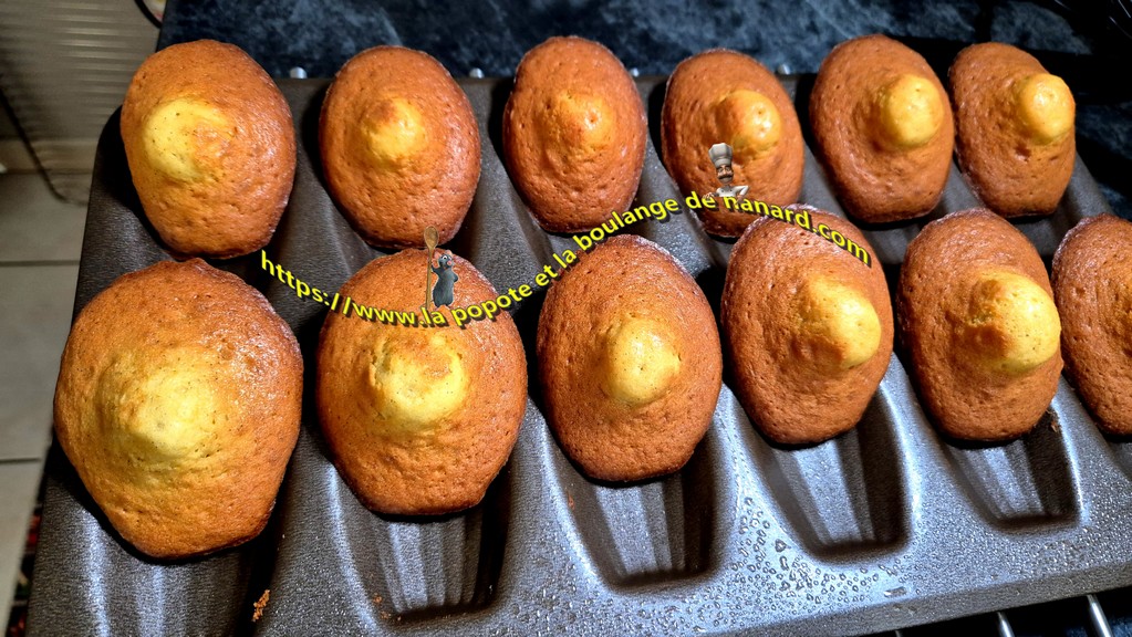 Incliner les madeleines dans les empreintes pour les faire refroidir et stopper la cuisson