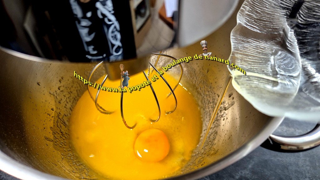 Incorporer les œufs un par un en mélangeant à vitesse 1
