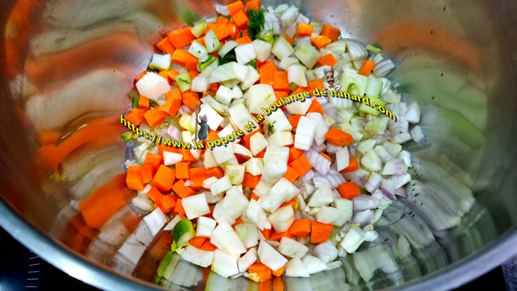 Jeter l\\\'oignon, la carotte, le poireau et le fenouil dans l\\\'huile chaude