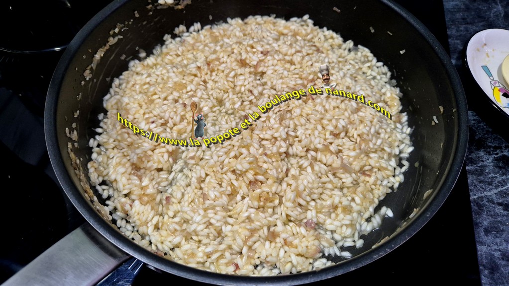 Laisser absorber complètement le bouillon par le riz à feu doux