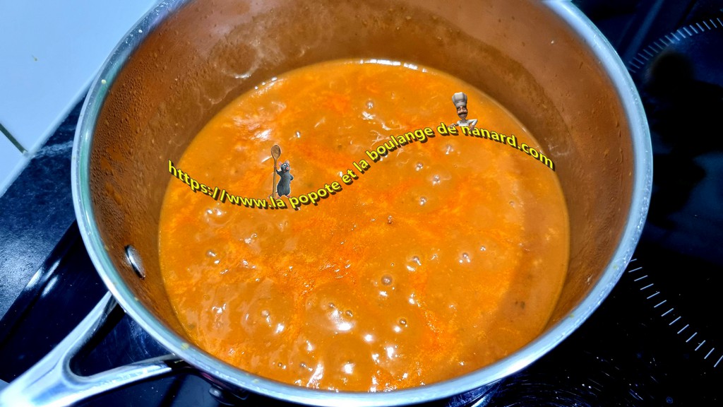 Laisser cuire la sauce 10 minutes à feu moyen en remuant de temps en temps