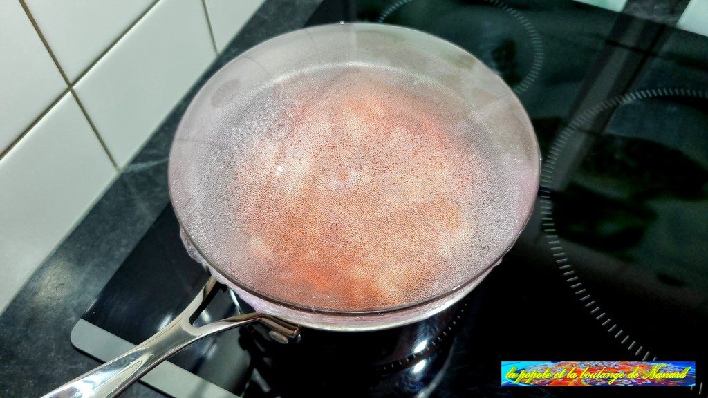 Laisser cuire les fraises 20 minutes au bain-marie