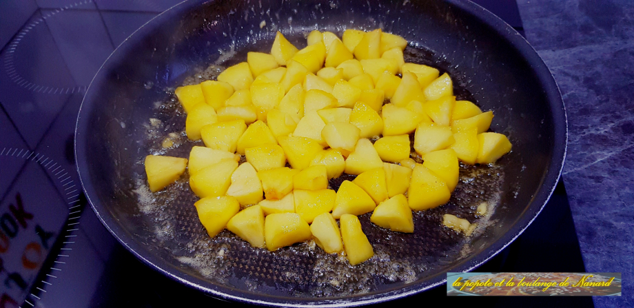 Laisser cuire les pommes 2 à 3 minutes en remuant de temps en temps