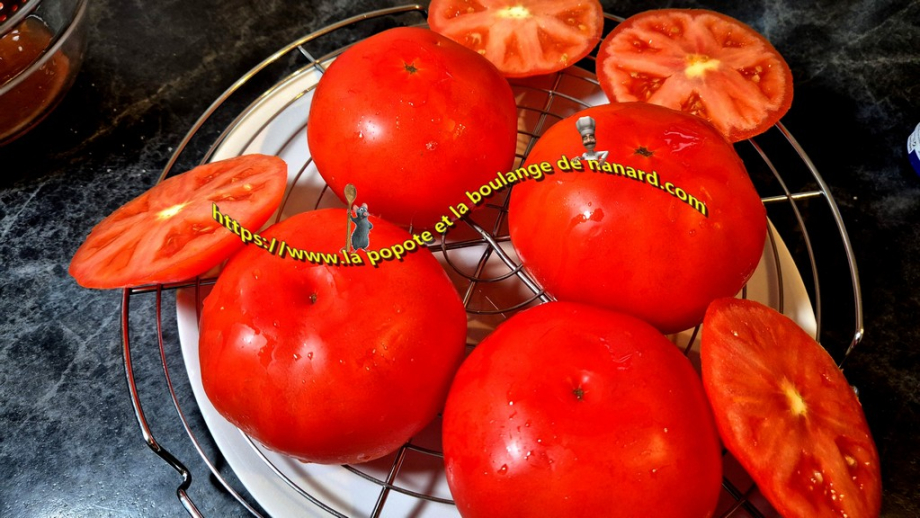 Laisser dégorger pendant 15 minutes les tomates à l\\\'envers sur une grille