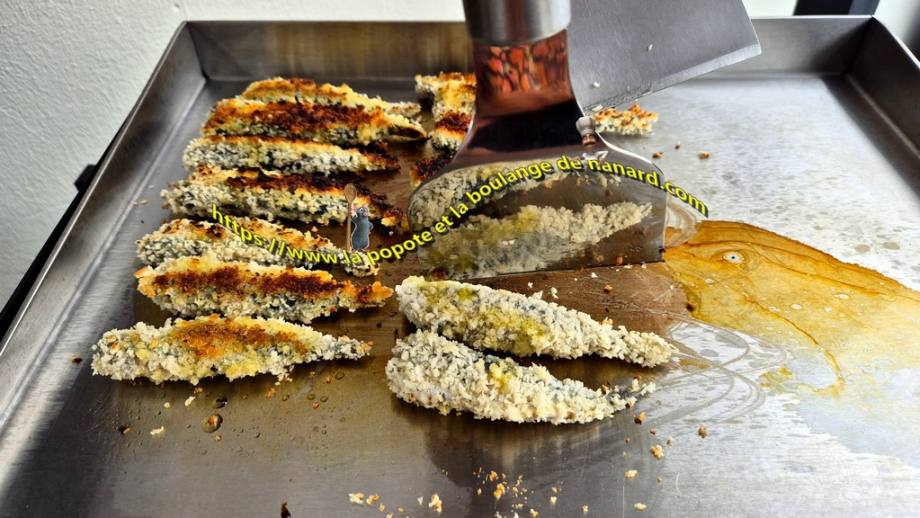 Laisser dorer 2 minutes puis les retourner délicatement à l\\\'aide de deux spatules larges