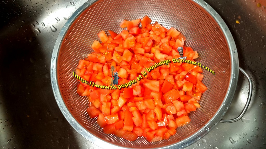 Laisser égoutter les cubes de tomates dans la passoire