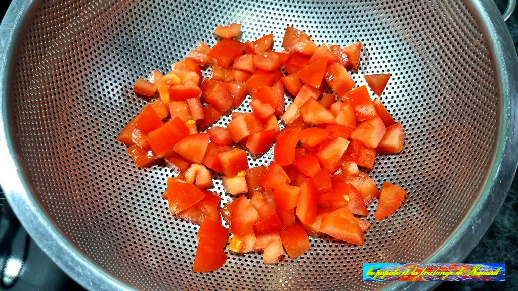 Laisser égoutter les tomates coupées dans une passoire