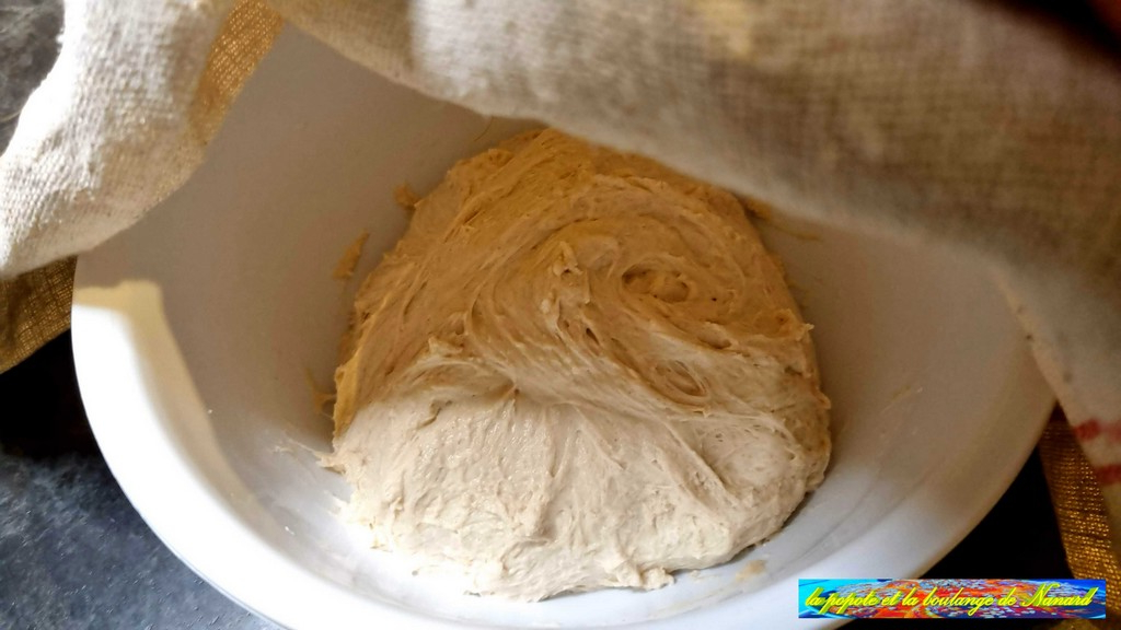 Laisser la pâte couverte du linge se détendre 2 heures à température ambiante