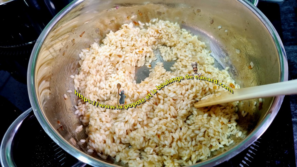 Laisser le riz absorbé tout le liquide en remuant de temps en temps