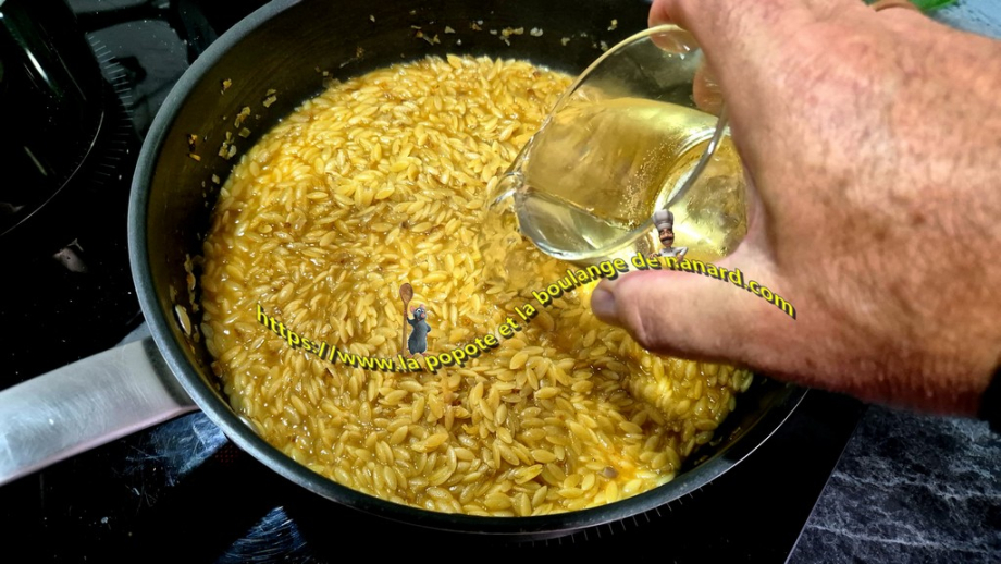 Laisser un peu absorber puis verser le vin blanc