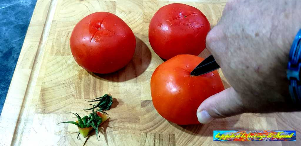 Laver, enlever les pédoncules puis inciser les tomates