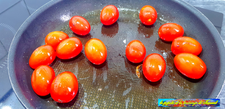 Laver, essuyer puis passer les tomates derrière les fenouils en remuant de temps en temps