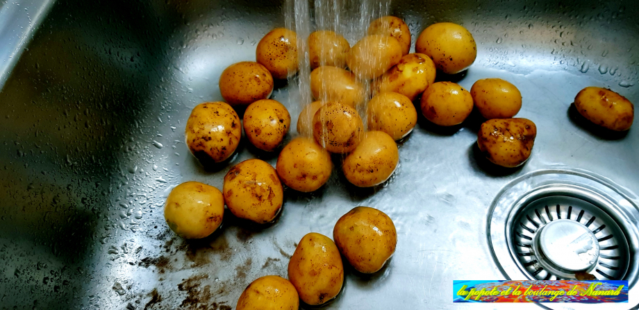 Laver les pommes de terre primeur