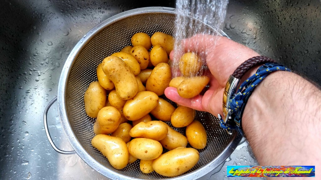 Laver les pommes de terre ratte