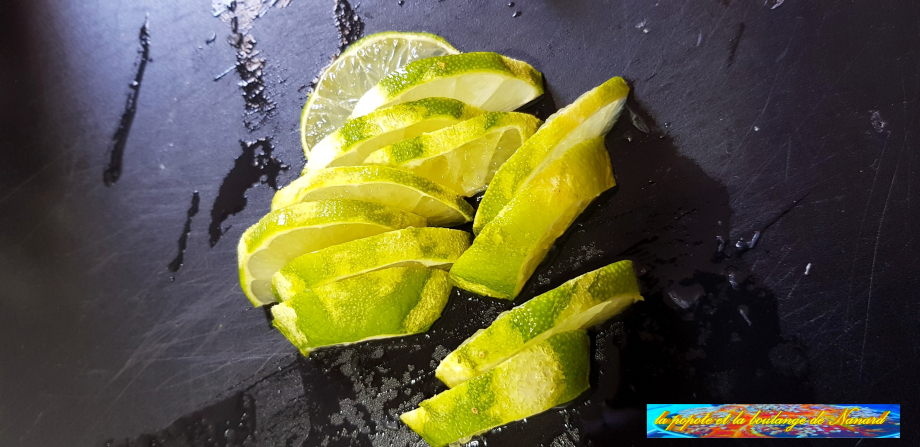 Laver puis couper le citron en demies tranches
