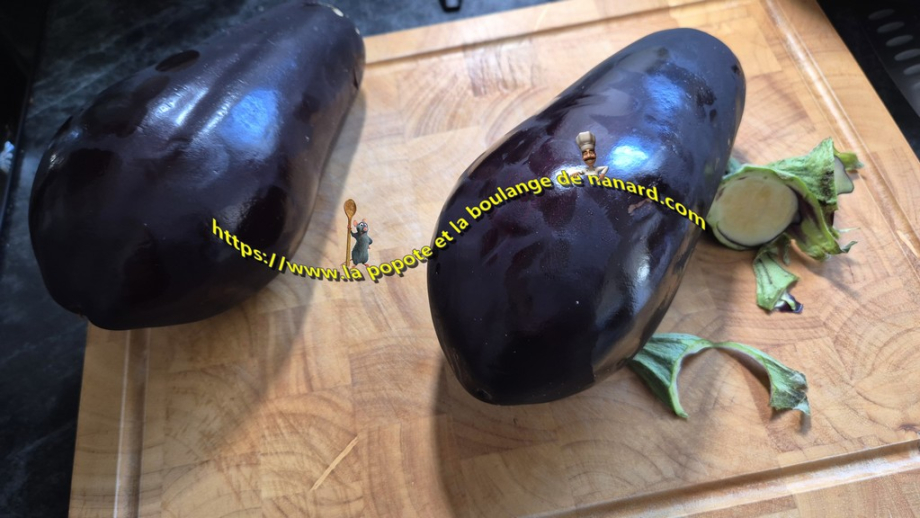 Laver puis couper les extrémités des aubergines