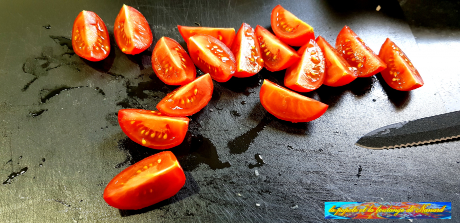 Laver puis couper les tomates en quatre