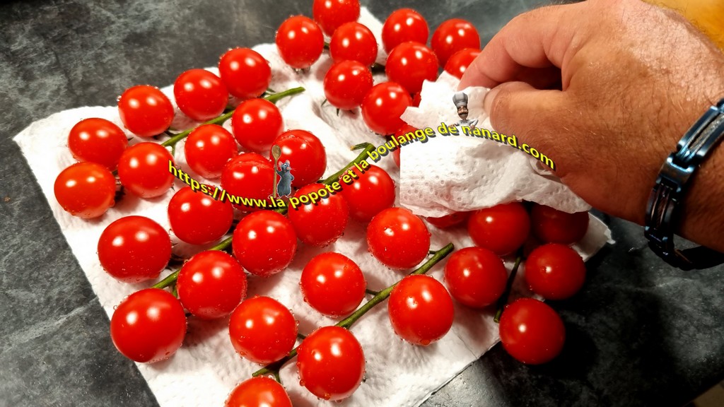 Laver puis essuyer délicatement les tomates en grappes